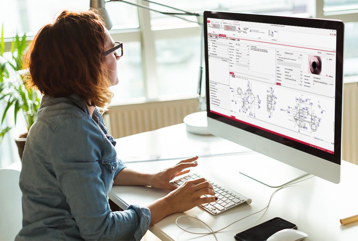 Eine Frau bearbeitet einen 8D am Computer