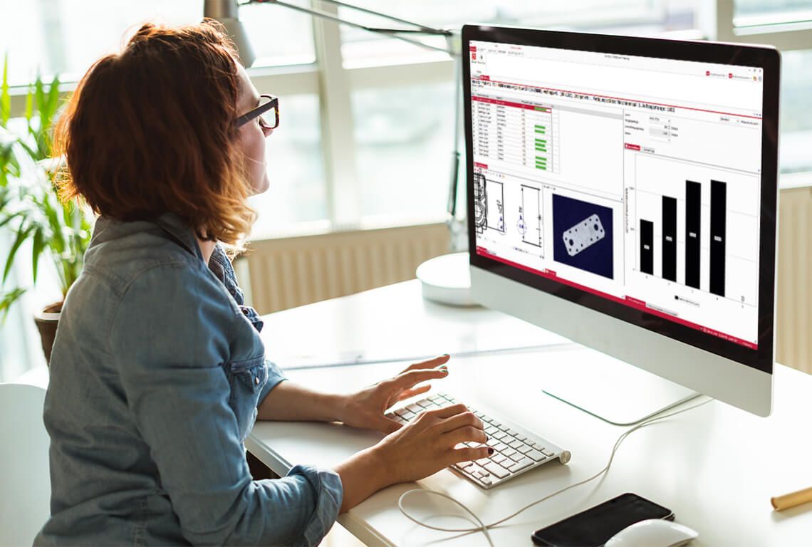 Eine Frau erfasst Prüfdaten am Computer