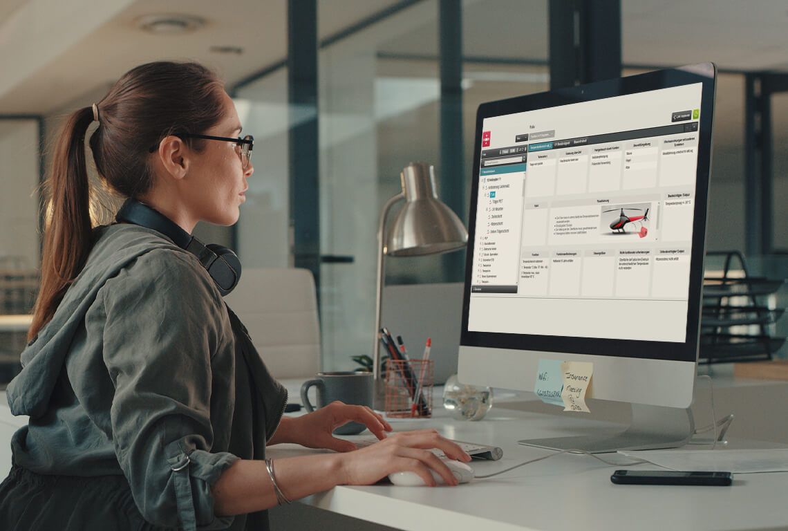 Eine Frau sitzt am Computer und bearbeitet ein Parameter Diagramm