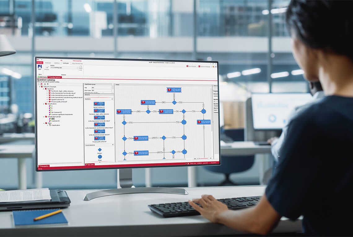 Ein Mann sitzt vor einem Monitor und bearbeitet einen Workflow