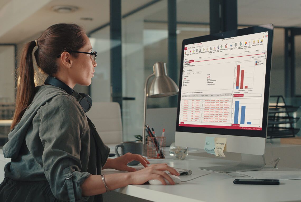 Eine Frau kontrolliert am Computer die fälligen Prüfmittel