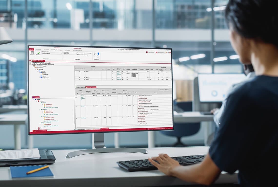 Eine Frau erstellt am Computer einen Produktionslenkungsplan