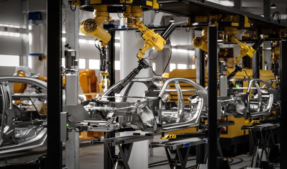 Automatisierte Roboterarm schweißt Autokaroserie