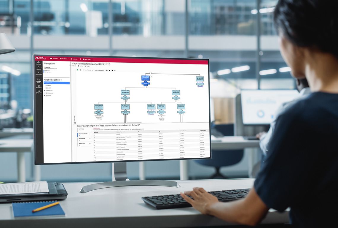 Eine Frau sitzt vor einem Monitor und bearbeitet einen Fehlerbaum