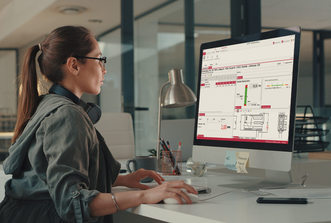 Eine Frau bearbeitet am Computer eine Wareneingangsprüfung
