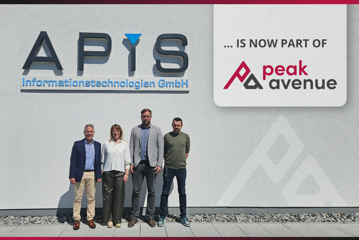 Vor dem Gebäude der APIS IT GmbH stehen v.l.n.r Ulrich Mangold, Julia Anna Dietz, Dr. Thiemo Zambanini, Sebastian Leopold