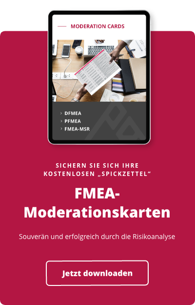 Bild auf einem Tablett, auf dem eine Person jemanden die FMEA Moderationskarte überreicht