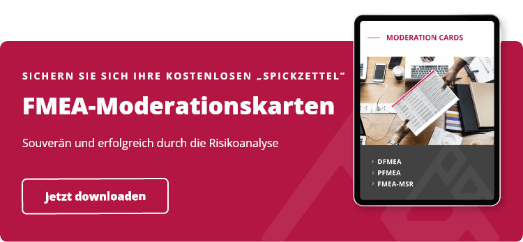 Bild auf einem Tablett, auf dem eine Person jemanden die FMEA Moderationskarte überreicht
